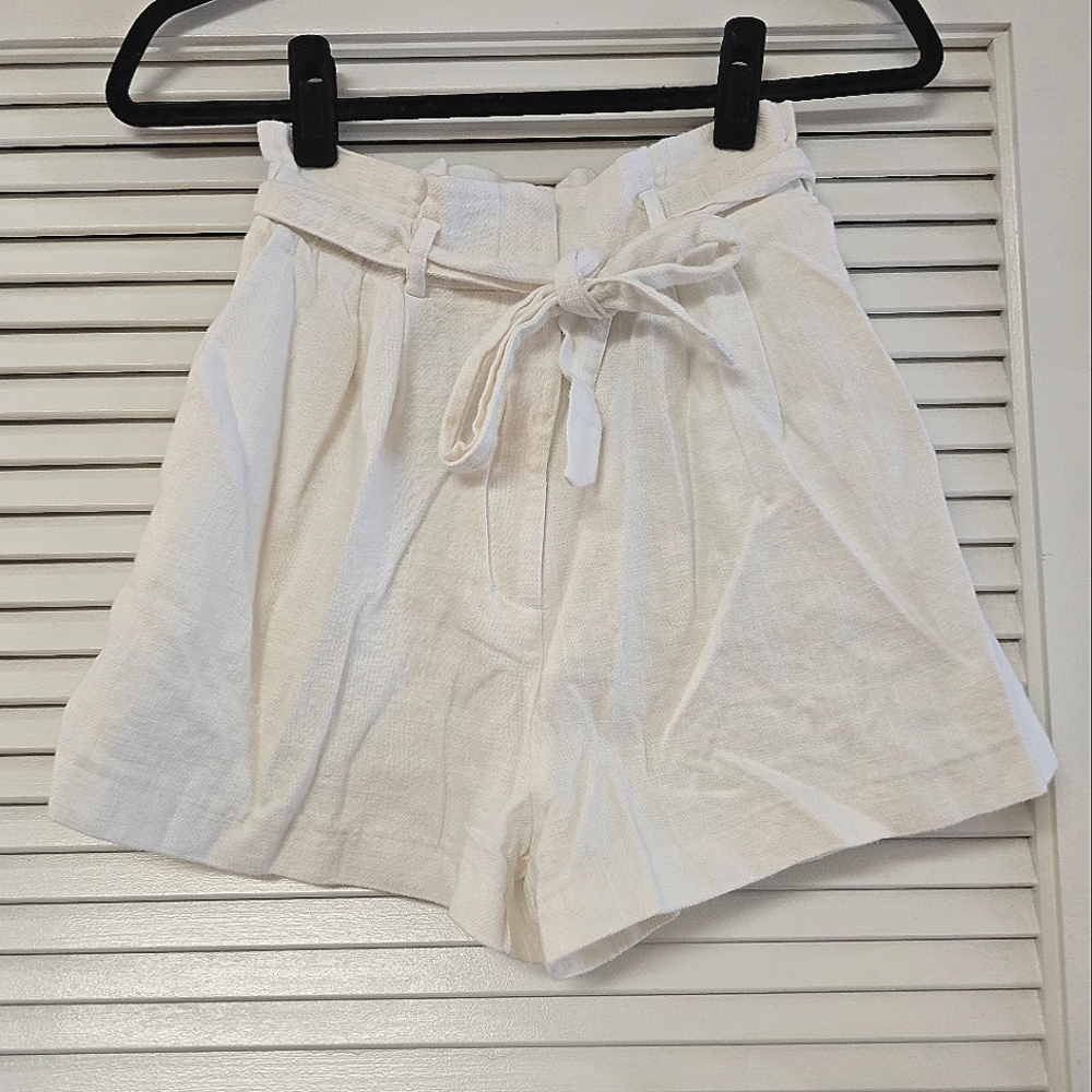 H&M - White 100% Cotton High-Waisted Classic Shorts With Belt & Shorts